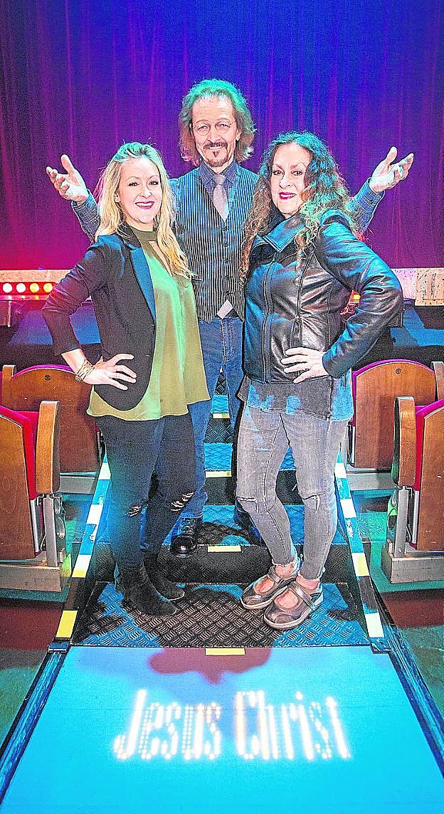 Ted Neeley, con su hija Tessa (izqda) y su mujer, Leeyan.