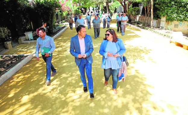 Andrés Alarcos, Fulgencio Gil y Sandra Martínez, junto con los obreros de Empleo, fueron los primeros, este viernes, en recorrer las Alamedas.