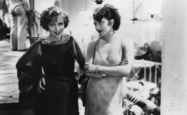 Berta Singerman mira a la cámara en su película 'Nada más que una mujer', de 1934.