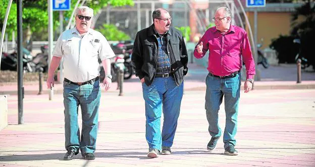 Ramón Navarro, José Micol y Luis Belaño, víctimas de la banda terrorista ETA, caminan por una plaza del centro de Murcia.