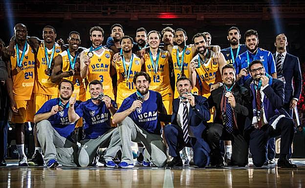 El UCAM, con la medalla de la tercera posición en la Champions. 