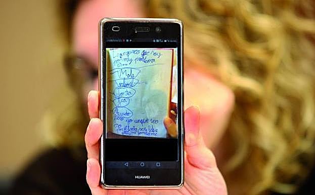 Carmen muestra en su móvil la foto de unas notas escritas por su hija hace unos meses en un cuaderno. «Lo que creo que soy por mi problema es mala, imbécil, tonta, fea, aburrida... Pero yo, aunque sea eso, intento ser feliz por mi familia», rezaba el demoledor manuscrito infantil.