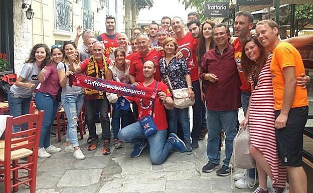 Los aficionados del UCAM en las calles de Atenas.