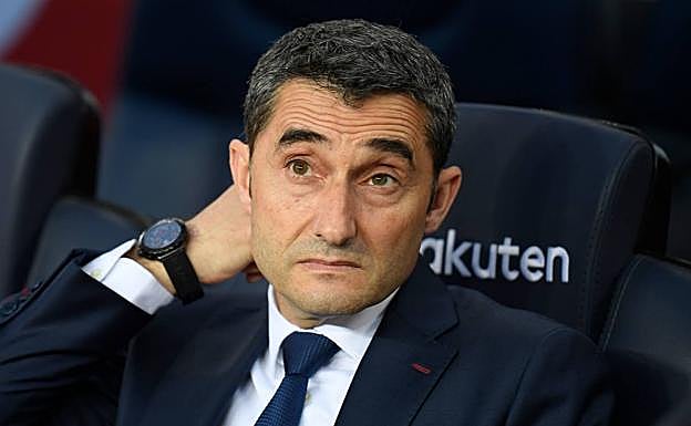 Ernesto Valverde, en el banquillo del Camp Nou. 
