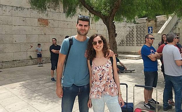 Guillermo y su hermana durante su viaje a Atenas