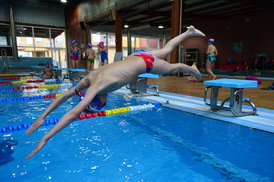 Este club de natación evitó su desaparición en 2011 gracias a que las madres de los deportistas asumieron la junta directiva