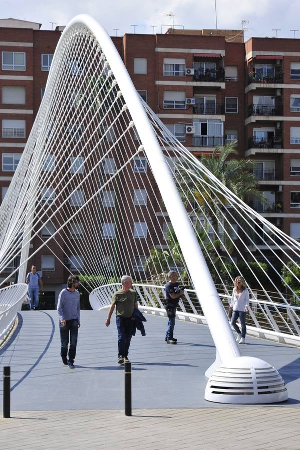 La pasarela Jorge Manrique, la que une el barrio de Vistabella y el Infante, que estaba en obras para eliminar los cristales de la base y sustituirlos por un pavimento más seguro, volvió ayer a abrirse tras las mejoras realizadas en la estructura