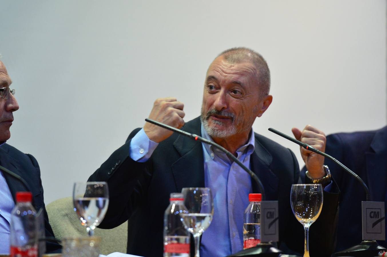 Centenares de personas compartieron con el escritor cartagenero esta celebración abarrotando el salón de actos del Aula de Cultura de la Fundación Cajamurcia, en Murcia, para escuchar las reflexiones del autor sobre este 'best seller'