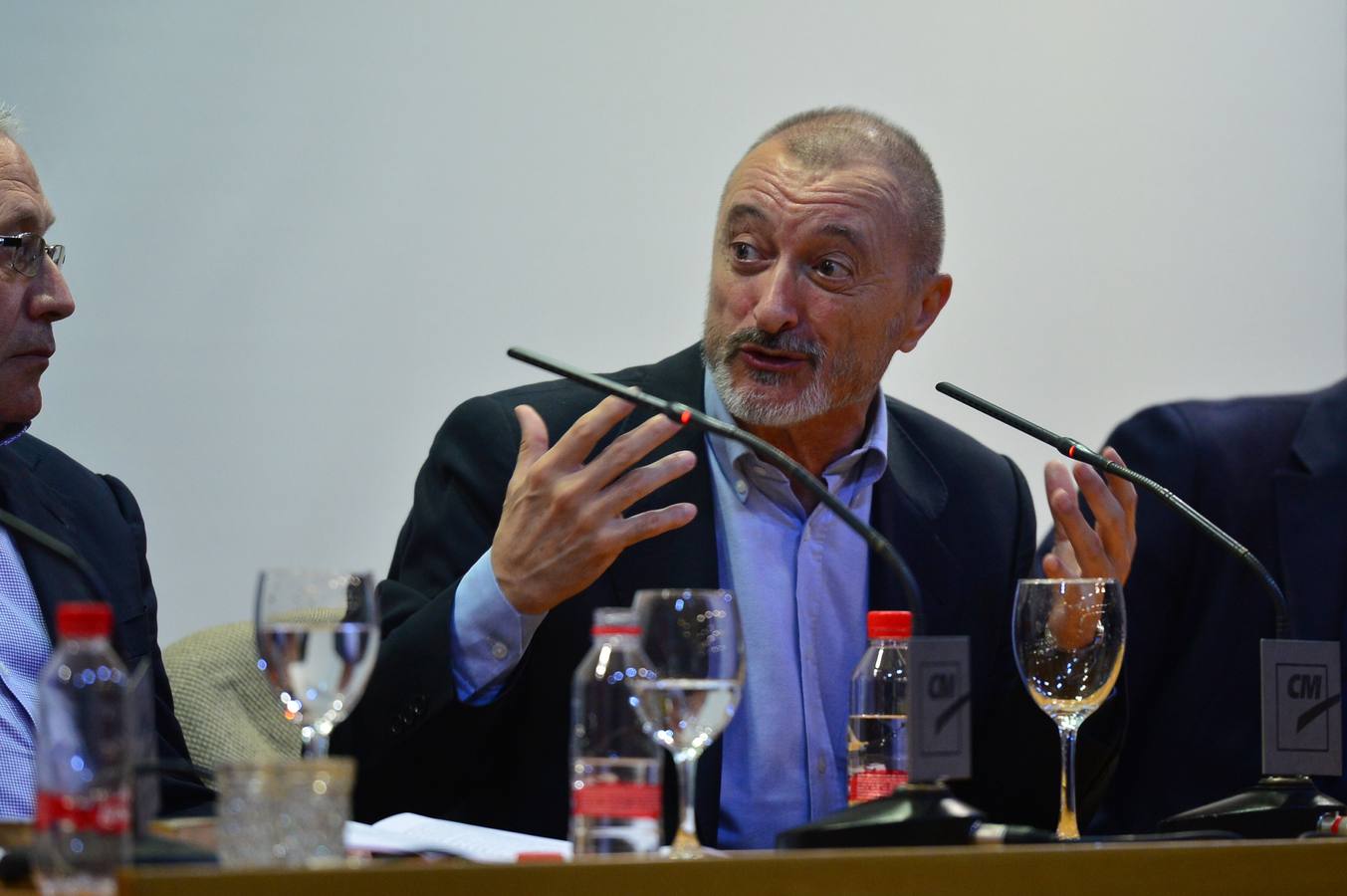 Centenares de personas compartieron con el escritor cartagenero esta celebración abarrotando el salón de actos del Aula de Cultura de la Fundación Cajamurcia, en Murcia, para escuchar las reflexiones del autor sobre este 'best seller'