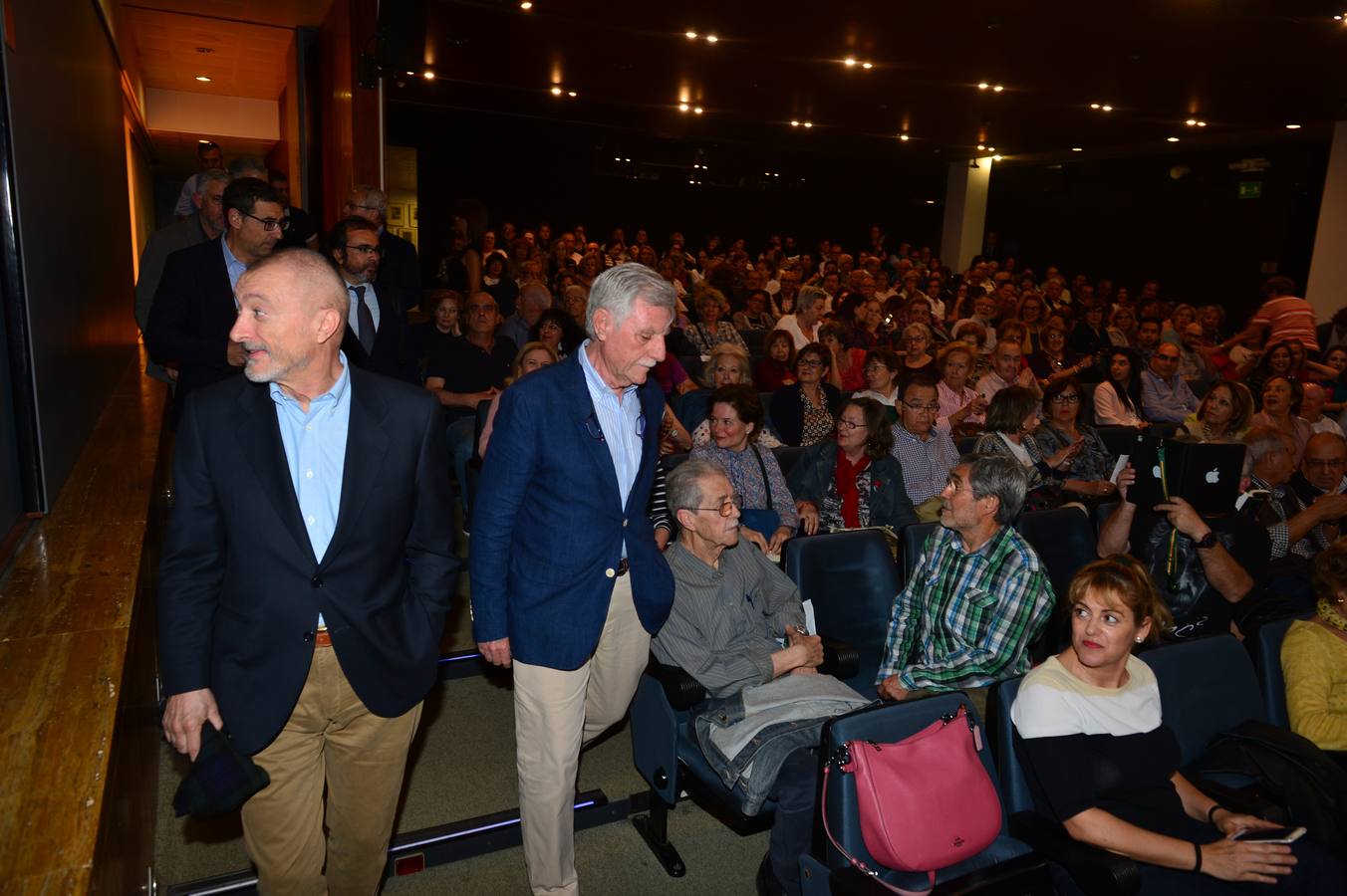 Centenares de personas compartieron con el escritor cartagenero esta celebración abarrotando el salón de actos del Aula de Cultura de la Fundación Cajamurcia, en Murcia, para escuchar las reflexiones del autor sobre este 'best seller'