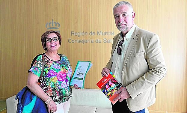Tona Albaladejo y Francisco Prian, ayer en la Consejería de Salud.