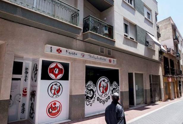 Vista del edificio de la Calle Tello de Lorca (Murcia) donde esta mañana agentes de la Policía Nacional arrestaron a un hombre en una operación contra el terrorismo yihadista. 