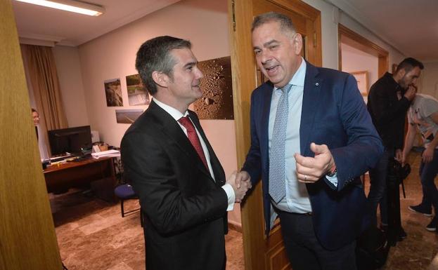 Miguel Ángel del Amor y Lucas Jiménez saludándose antes de la reunión.