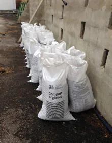 Imagen secundaria 2 - Proceso de compostaje. Cribado y compost orgánico preparado para su distribución. 