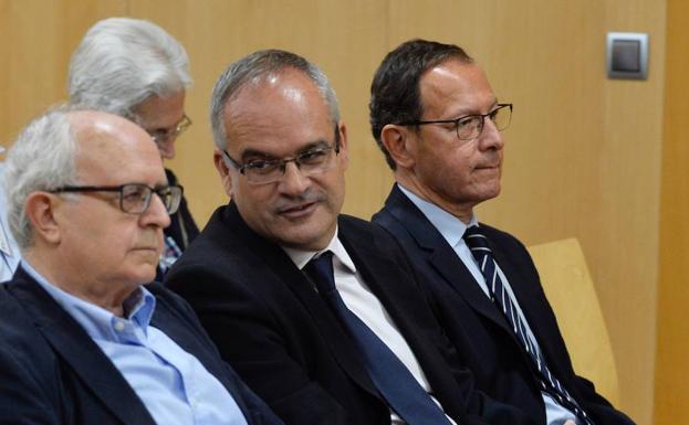 Los acusados, Pedro Morillas, Joaquín Peñalver y Miguel Ángel Cámara, sentados en el banquillo.