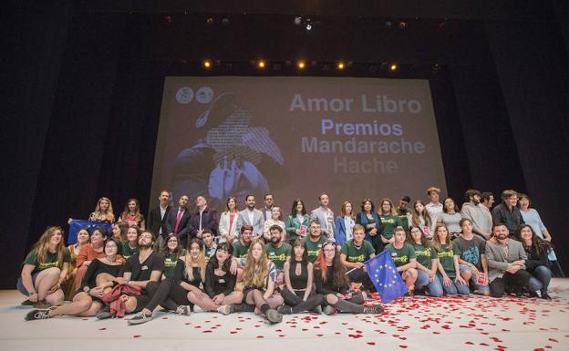 Premiados y participantes en la edición de este año, en el escenario del Auditorio El Batel, este jueves. 