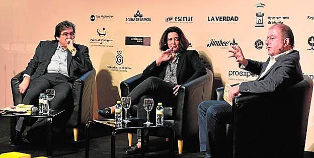 Jaime Abello Banfi, Rosa Belmonte y Benjamín Lana, en la mesa redonda sobre 'El periodismo después de Trump'.