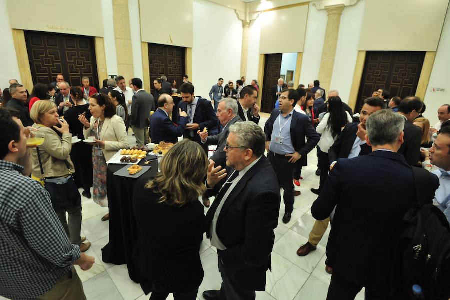 La ministra de Agricultura, que inauguró la segunda jornada del foro Futuro en Español, aboga por «un pacto que asegure el equilibrio entre la defensa del medio ambiente y su disponibilidad y que mitigue los impactos negativos del cambio climático»