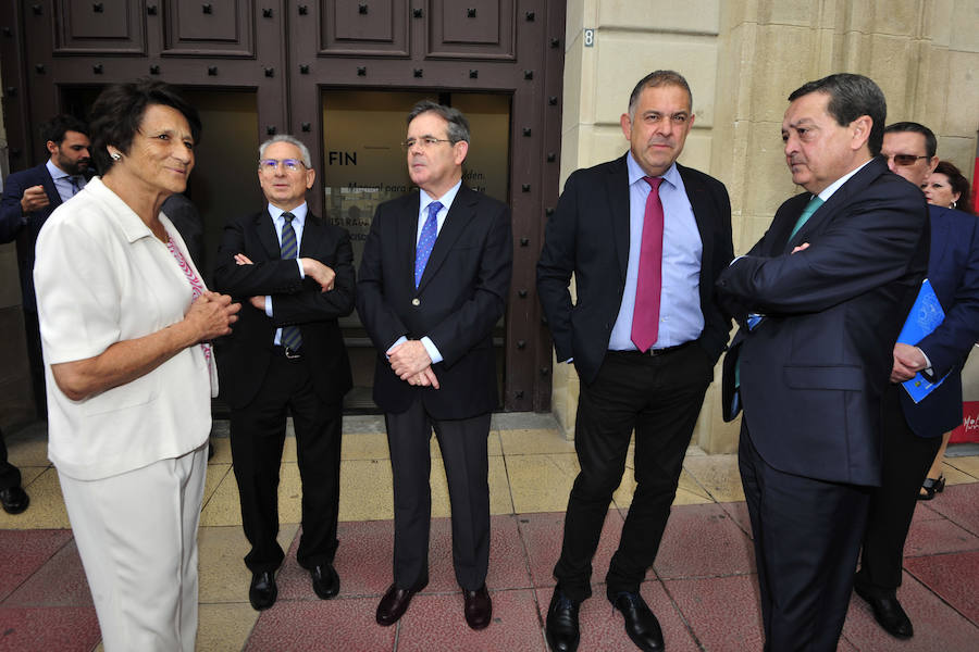 La ministra de Agricultura, que inauguró la segunda jornada del foro Futuro en Español, aboga por «un pacto que asegure el equilibrio entre la defensa del medio ambiente y su disponibilidad y que mitigue los impactos negativos del cambio climático»
