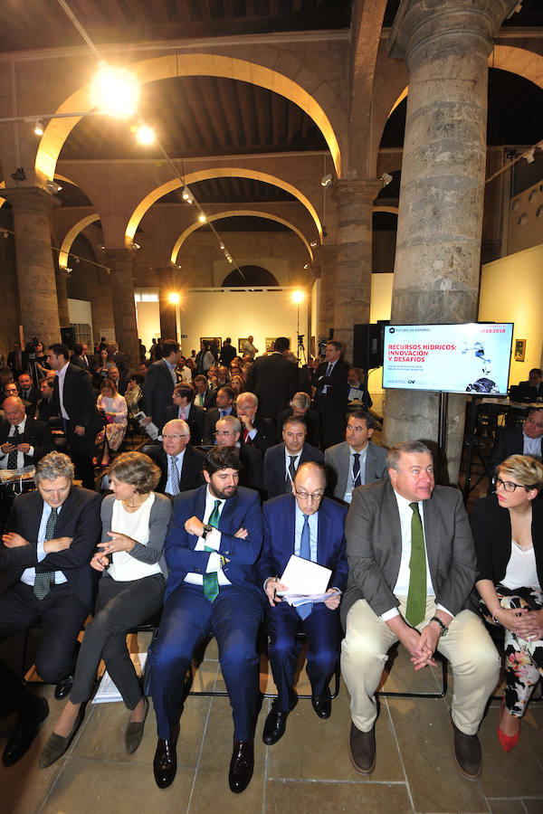 La ministra de Agricultura, que inauguró la segunda jornada del foro Futuro en Español, aboga por «un pacto que asegure el equilibrio entre la defensa del medio ambiente y su disponibilidad y que mitigue los impactos negativos del cambio climático»