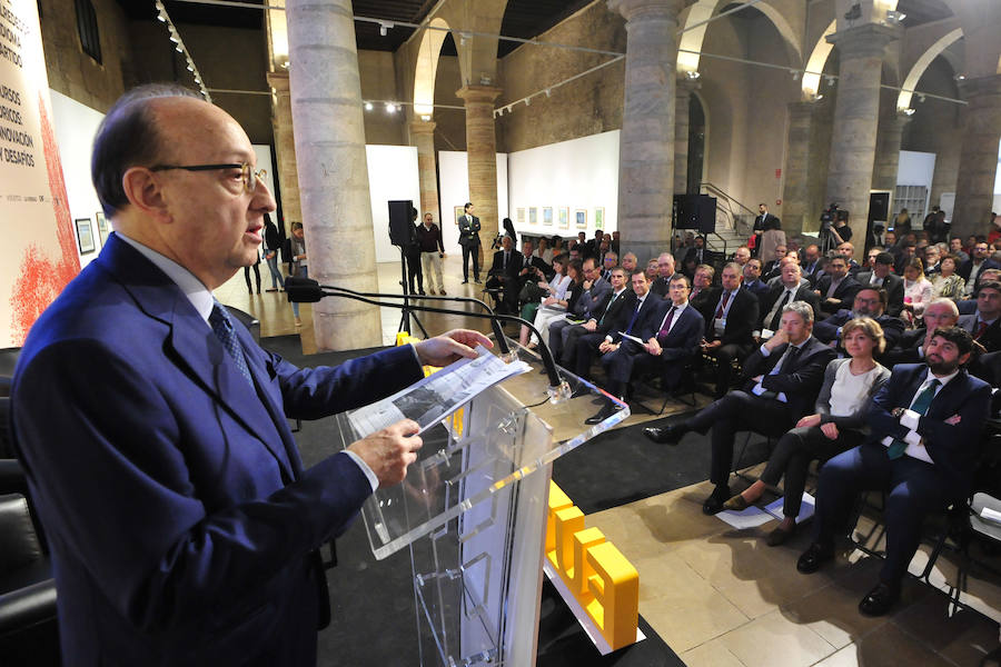 La ministra de Agricultura, que inauguró la segunda jornada del foro Futuro en Español, aboga por «un pacto que asegure el equilibrio entre la defensa del medio ambiente y su disponibilidad y que mitigue los impactos negativos del cambio climático»