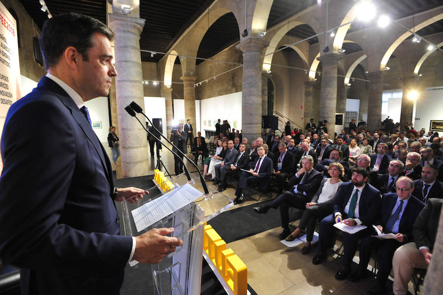 La ministra de Agricultura, que inauguró la segunda jornada del foro Futuro en Español, aboga por «un pacto que asegure el equilibrio entre la defensa del medio ambiente y su disponibilidad y que mitigue los impactos negativos del cambio climático»