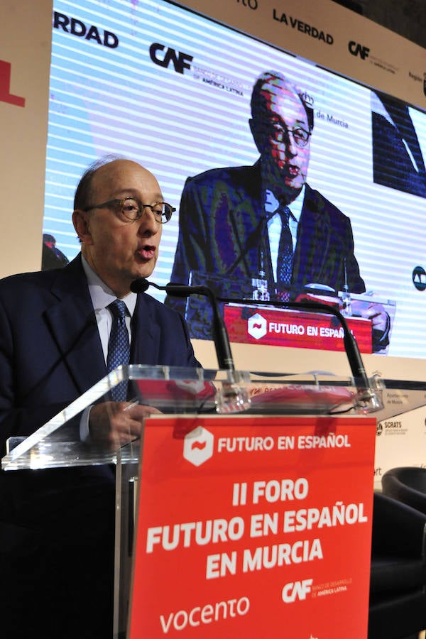 La ministra de Agricultura, que inauguró la segunda jornada del foro Futuro en Español, aboga por «un pacto que asegure el equilibrio entre la defensa del medio ambiente y su disponibilidad y que mitigue los impactos negativos del cambio climático»