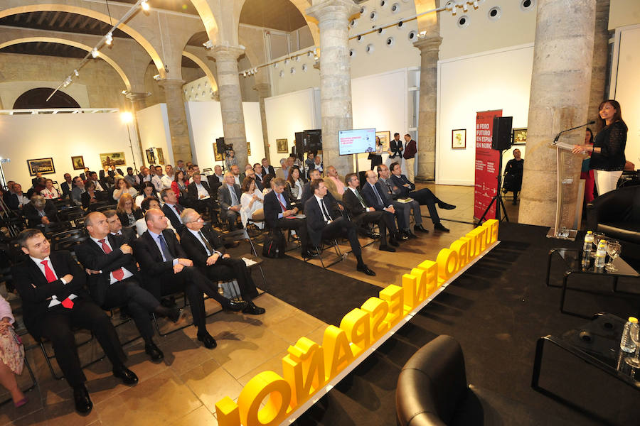 La ministra de Agricultura, que inauguró la segunda jornada del foro Futuro en Español, aboga por «un pacto que asegure el equilibrio entre la defensa del medio ambiente y su disponibilidad y que mitigue los impactos negativos del cambio climático»