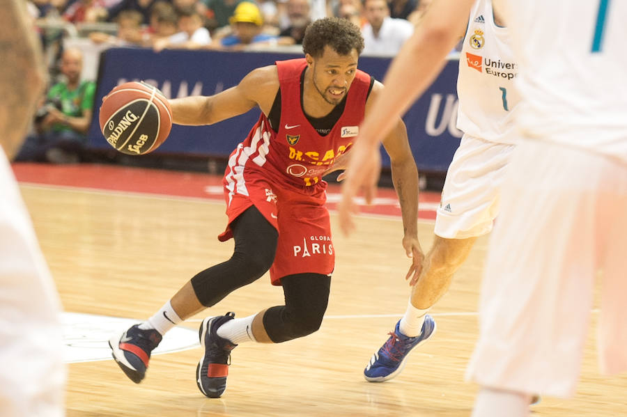 Los blancos se llevaron el partido con una canasta de Thompkins a ocho décimas del final. El equipo de Ibon Navarro llevó al Real Madrid a su anotación más baja de la temporada