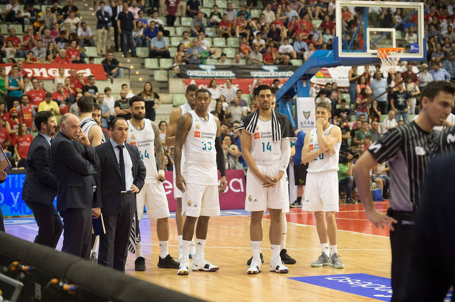 Los blancos se llevaron el partido con una canasta de Thompkins a ocho décimas del final. El equipo de Ibon Navarro llevó al Real Madrid a su anotación más baja de la temporada