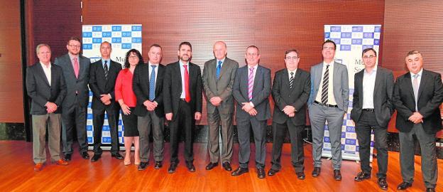 Carlos Egea, en el centro, este viernes, con miembros de Murcia Seniors Club.