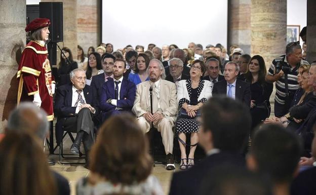 Acto de entrega de Honores y Distinciones en el palacio del Almudí.