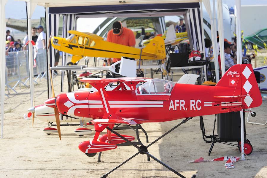 El Ejército del Aire no logra batirlo en su primer intento en la Base de Alcantarilla, en una jornada en una jornada festiva que arrancó con exhibiciones de aeromodelismo, aunque habrá más intentos