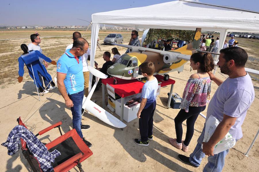 El Ejército del Aire no logra batirlo en su primer intento en la Base de Alcantarilla, en una jornada en una jornada festiva que arrancó con exhibiciones de aeromodelismo, aunque habrá más intentos