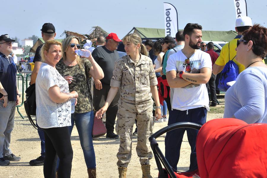 El Ejército del Aire no logra batirlo en su primer intento en la Base de Alcantarilla, en una jornada en una jornada festiva que arrancó con exhibiciones de aeromodelismo, aunque habrá más intentos