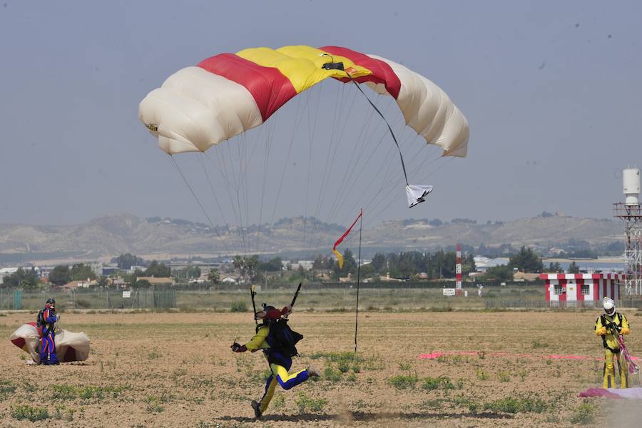 El Ejército del Aire no logra batirlo en su primer intento en la Base de Alcantarilla, en una jornada en una jornada festiva que arrancó con exhibiciones de aeromodelismo, aunque habrá más intentos