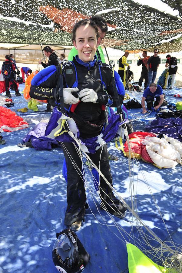 El Ejército del Aire no logra batirlo en su primer intento en la Base de Alcantarilla, en una jornada en una jornada festiva que arrancó con exhibiciones de aeromodelismo, aunque habrá más intentos