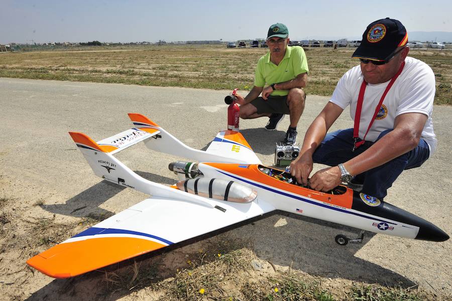 El Ejército del Aire no logra batirlo en su primer intento en la Base de Alcantarilla, en una jornada en una jornada festiva que arrancó con exhibiciones de aeromodelismo, aunque habrá más intentos