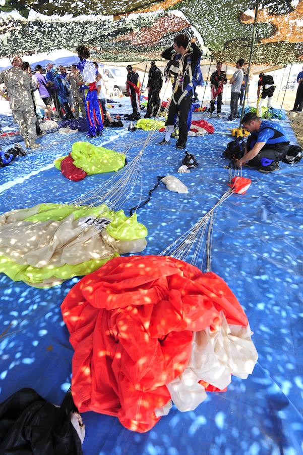 El Ejército del Aire no logra batirlo en su primer intento en la Base de Alcantarilla, en una jornada en una jornada festiva que arrancó con exhibiciones de aeromodelismo, aunque habrá más intentos
