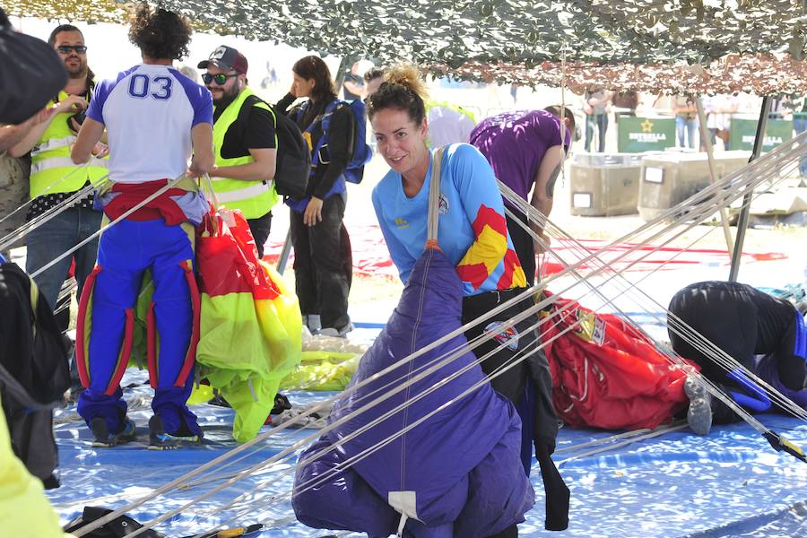 El Ejército del Aire no logra batirlo en su primer intento en la Base de Alcantarilla, en una jornada en una jornada festiva que arrancó con exhibiciones de aeromodelismo, aunque habrá más intentos