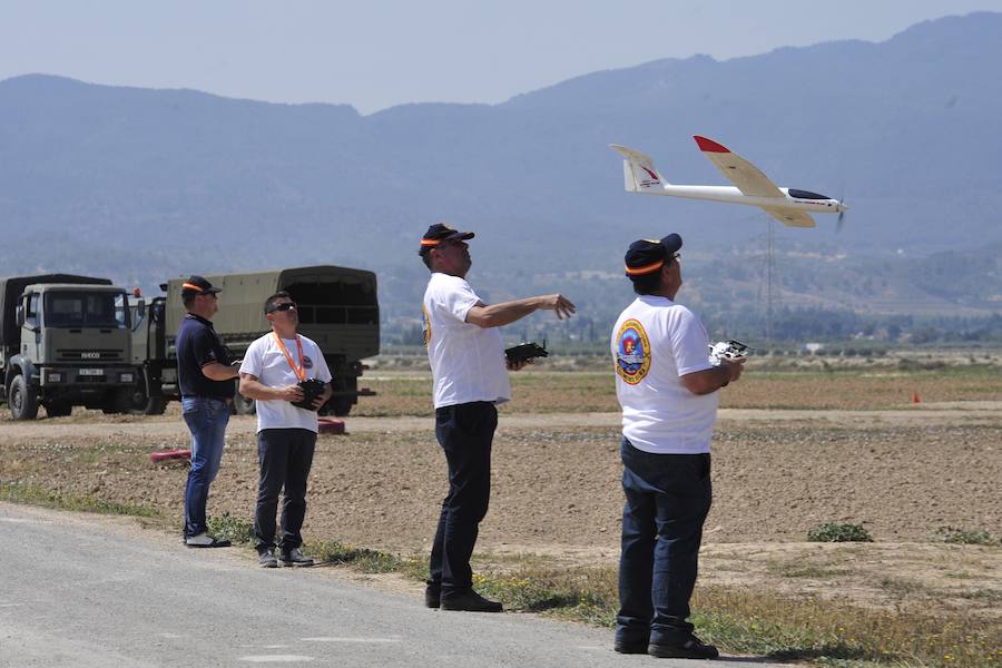 El Ejército del Aire no logra batirlo en su primer intento en la Base de Alcantarilla, en una jornada en una jornada festiva que arrancó con exhibiciones de aeromodelismo, aunque habrá más intentos