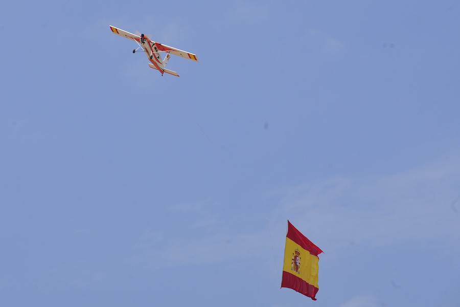 El Ejército del Aire no logra batirlo en su primer intento en la Base de Alcantarilla, en una jornada en una jornada festiva que arrancó con exhibiciones de aeromodelismo, aunque habrá más intentos