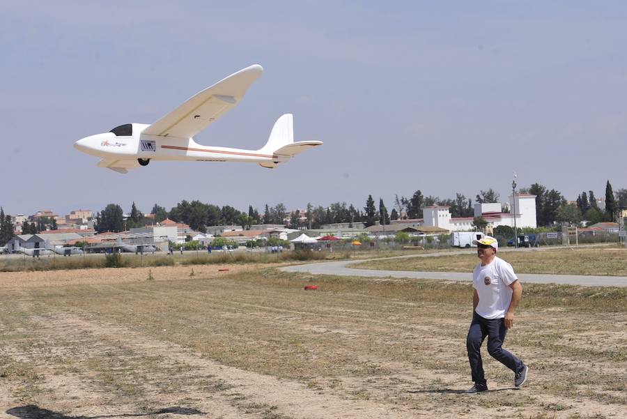 El Ejército del Aire no logra batirlo en su primer intento en la Base de Alcantarilla, en una jornada en una jornada festiva que arrancó con exhibiciones de aeromodelismo, aunque habrá más intentos