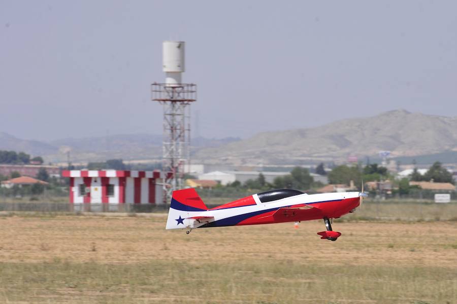 El Ejército del Aire no logra batirlo en su primer intento en la Base de Alcantarilla, en una jornada en una jornada festiva que arrancó con exhibiciones de aeromodelismo, aunque habrá más intentos