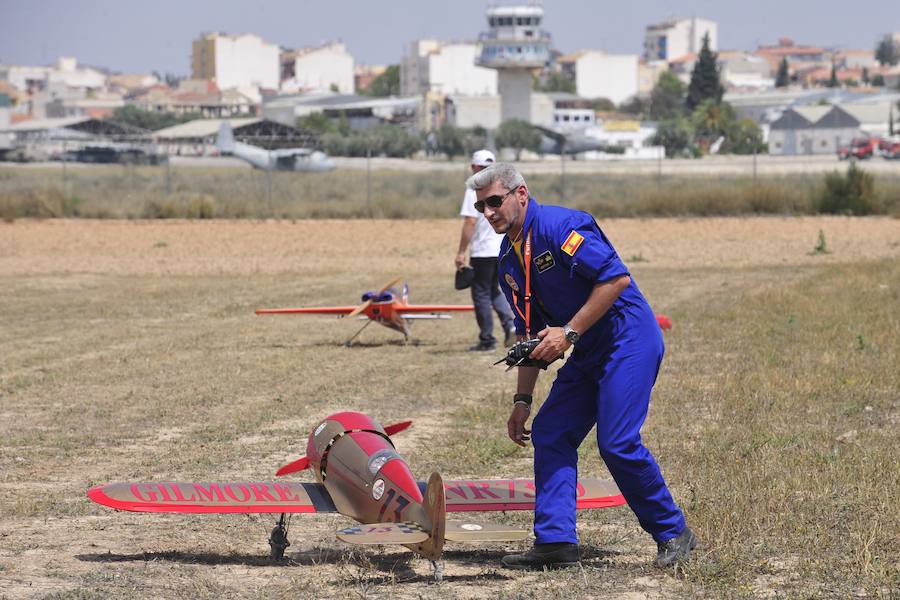 El Ejército del Aire no logra batirlo en su primer intento en la Base de Alcantarilla, en una jornada en una jornada festiva que arrancó con exhibiciones de aeromodelismo, aunque habrá más intentos