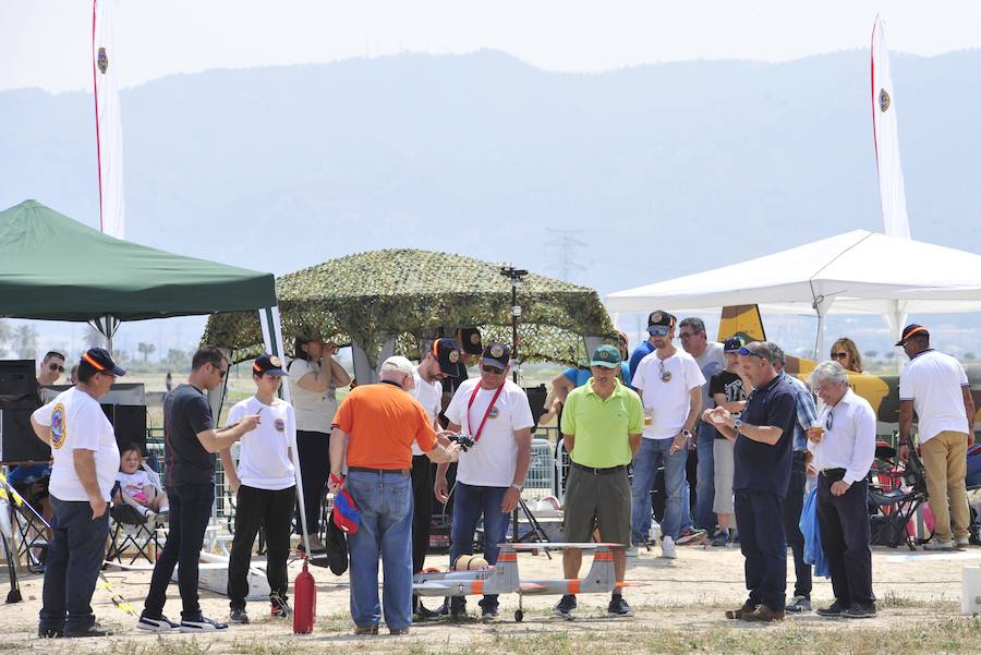 El Ejército del Aire no logra batirlo en su primer intento en la Base de Alcantarilla, en una jornada en una jornada festiva que arrancó con exhibiciones de aeromodelismo, aunque habrá más intentos