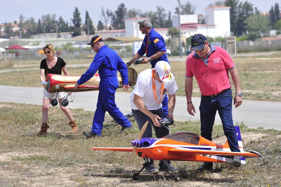 El Ejército del Aire no logra batirlo en su primer intento en la Base de Alcantarilla, en una jornada en una jornada festiva que arrancó con exhibiciones de aeromodelismo, aunque habrá más intentos