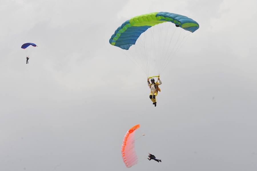 El Ejército del Aire no logra batirlo en su primer intento en la Base de Alcantarilla, en una jornada en una jornada festiva que arrancó con exhibiciones de aeromodelismo, aunque habrá más intentos