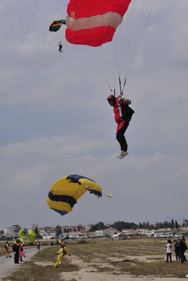 El Ejército del Aire no logra batirlo en su primer intento en la Base de Alcantarilla, en una jornada en una jornada festiva que arrancó con exhibiciones de aeromodelismo, aunque habrá más intentos