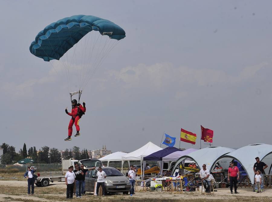 El Ejército del Aire no logra batirlo en su primer intento en la Base de Alcantarilla, en una jornada en una jornada festiva que arrancó con exhibiciones de aeromodelismo, aunque habrá más intentos